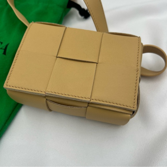 100% Authentic Bottega Veneta Cassette Beige Leather Shoulder Bag 674-111424 - Picture 12 of 14